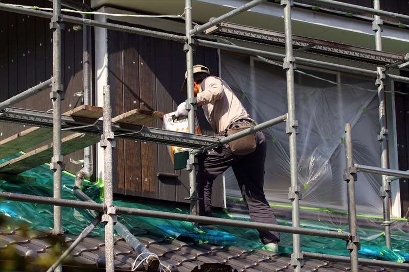 家を工事している男性